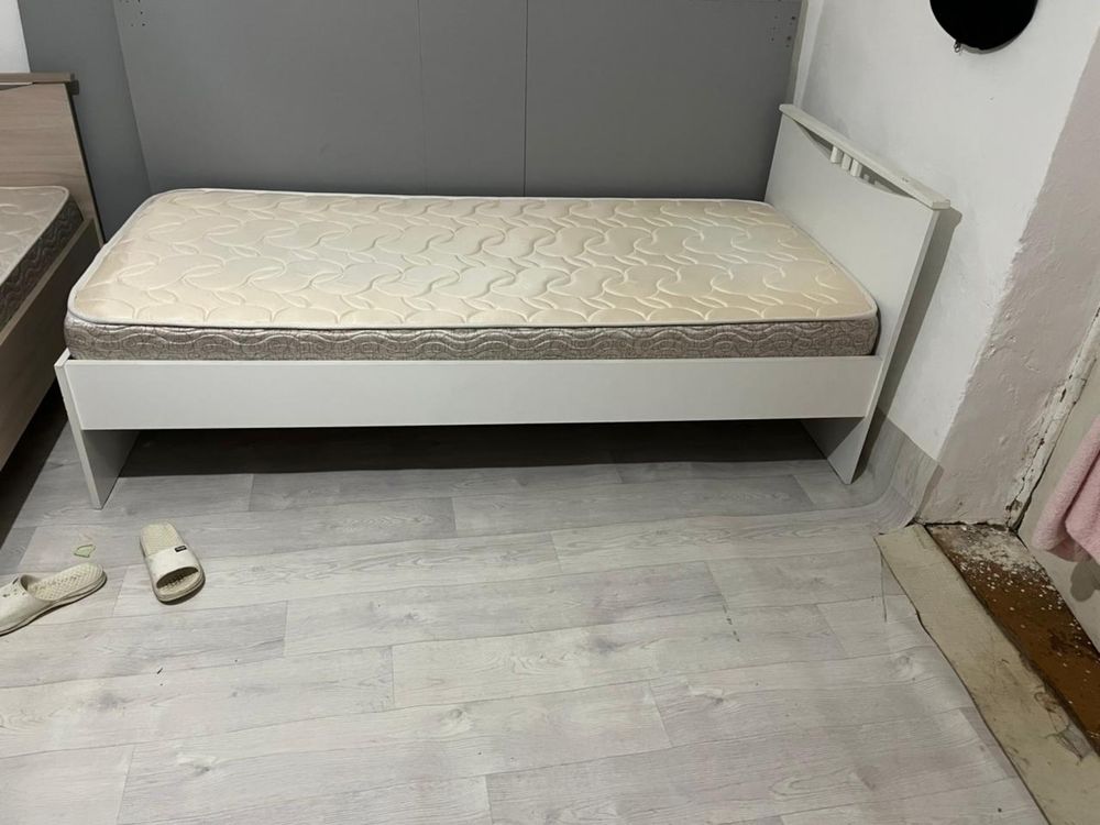 Продам кровать,шкаф,парта два полных набора