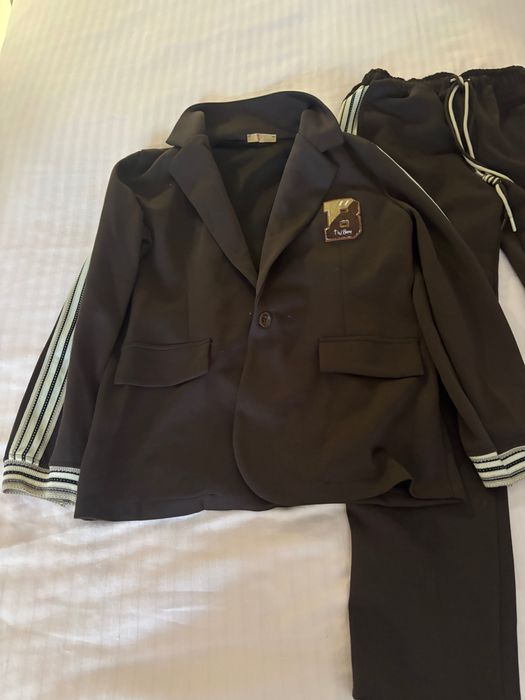 Костюм в кафяв цвят