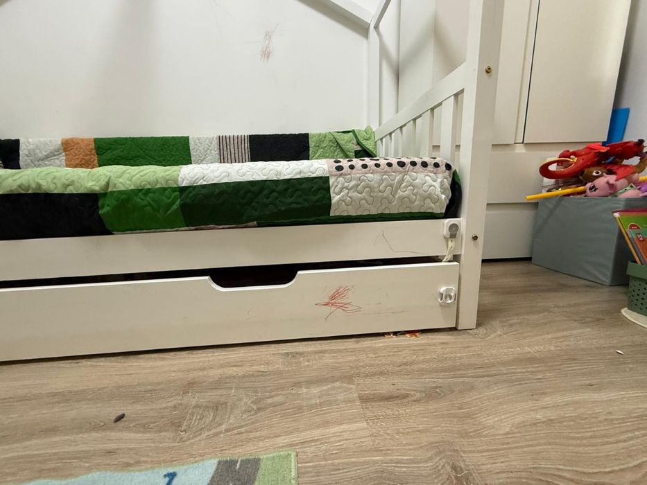 Pat căsuță din lemn masiv + sertar + saltea NEFOLOSITĂ – 200×90 cm