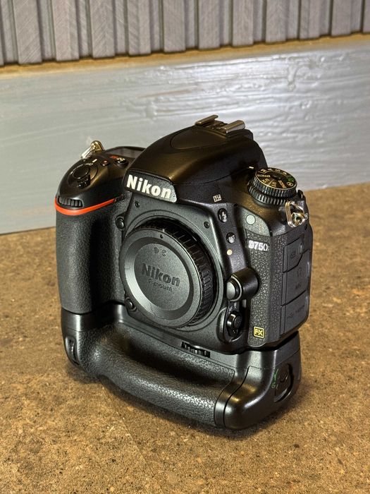 фотоапарат Nikon d750 + батериен грип + 2батерии + диатанционен спусък