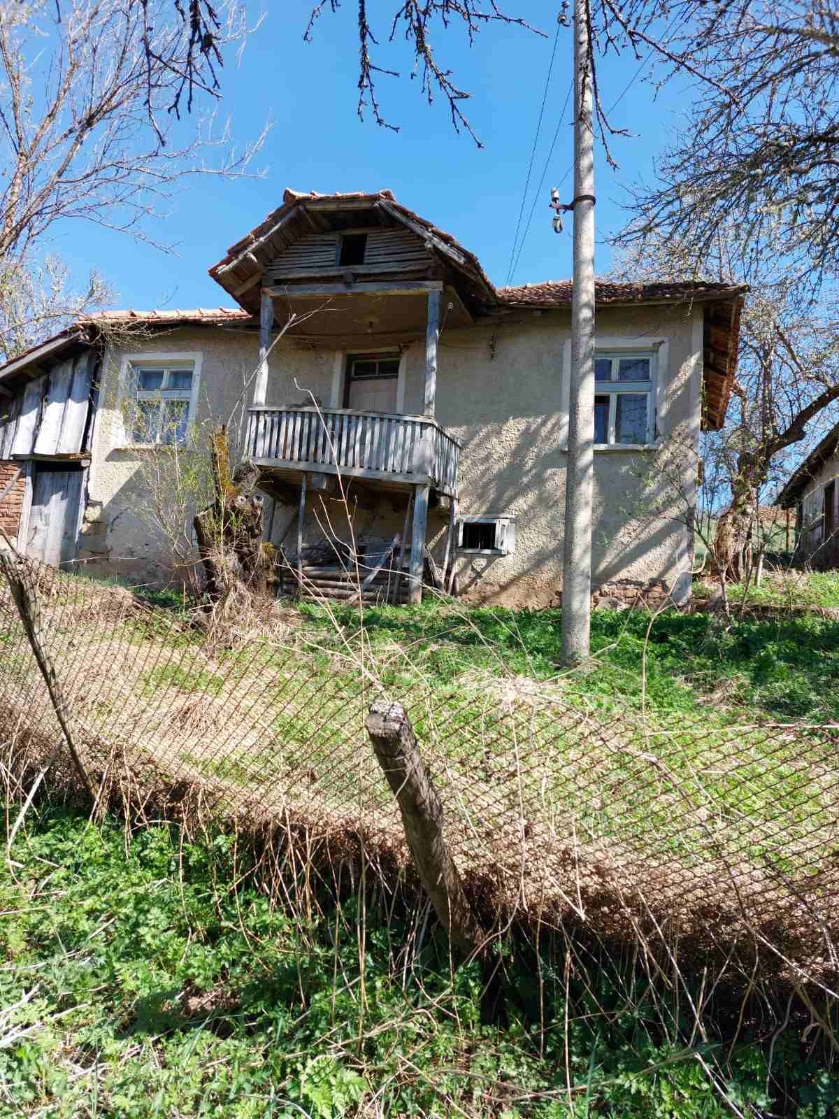 Продава се стара къща