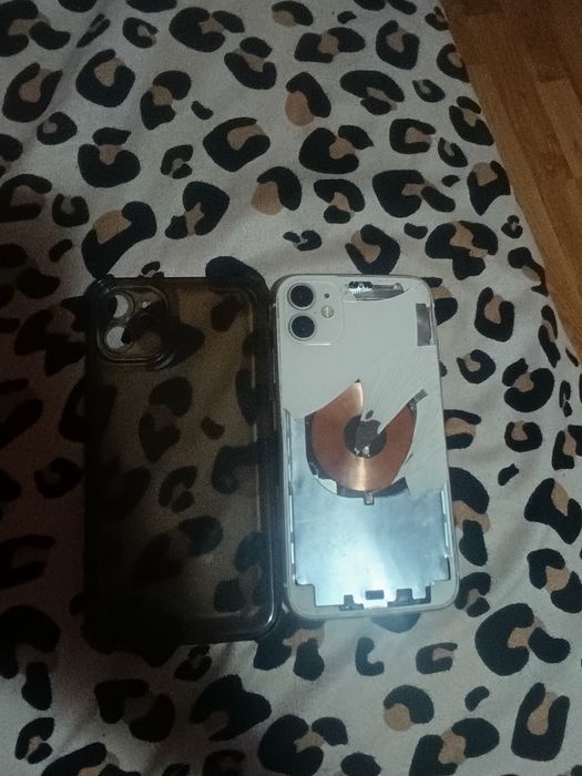 Vând iPhone 11 Spart