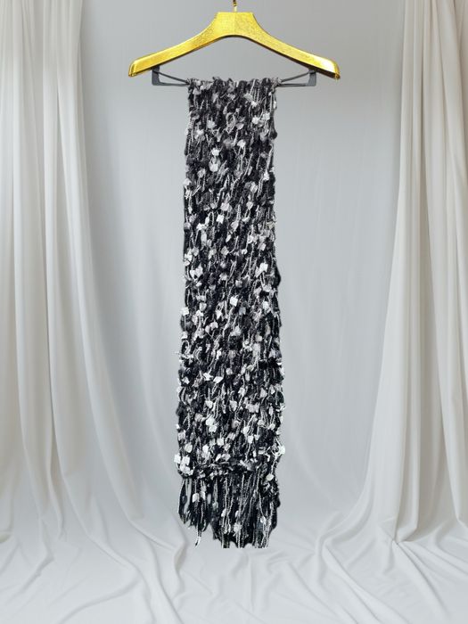 Дамски плетен шал в черно и бяло с блестящ ефект