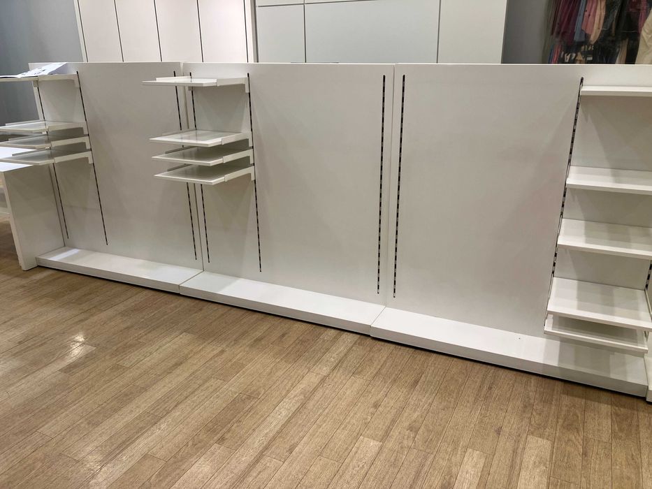 Продават се мебели от верига магазини за дрехи