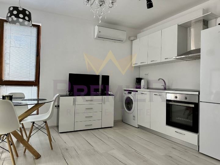 Двустаен апартамент, Колхозен пазар