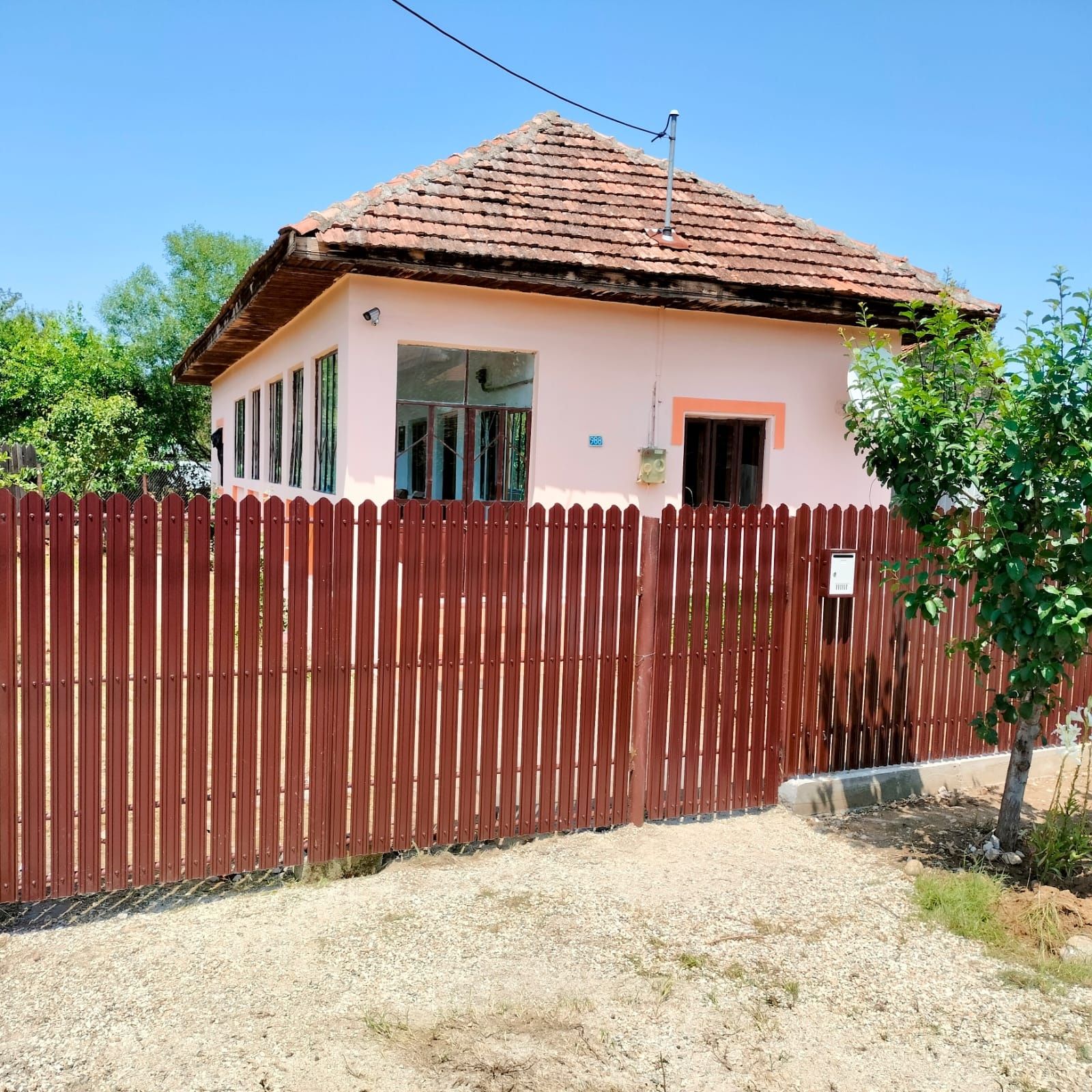 Casă de vânzare și teren  intravilan și extravilan
