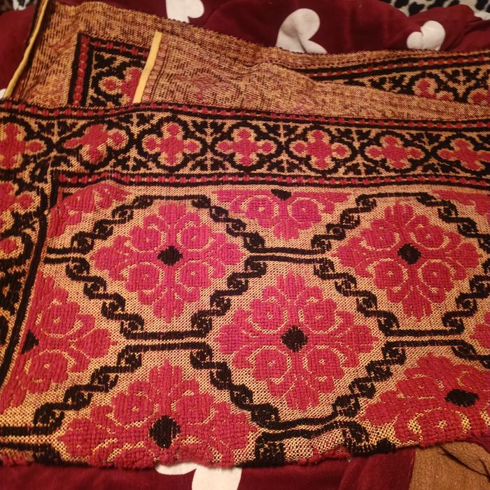 Vând doua plăpumi noi, doua macate rustice.