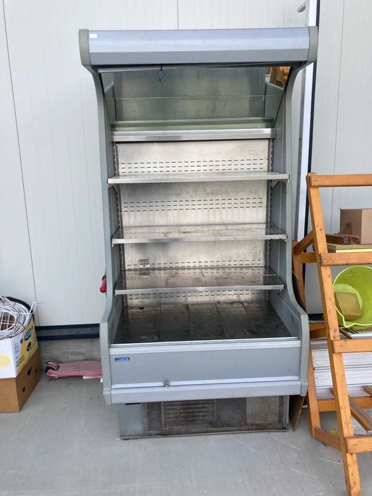 хладилна витрина за колбаси отворена