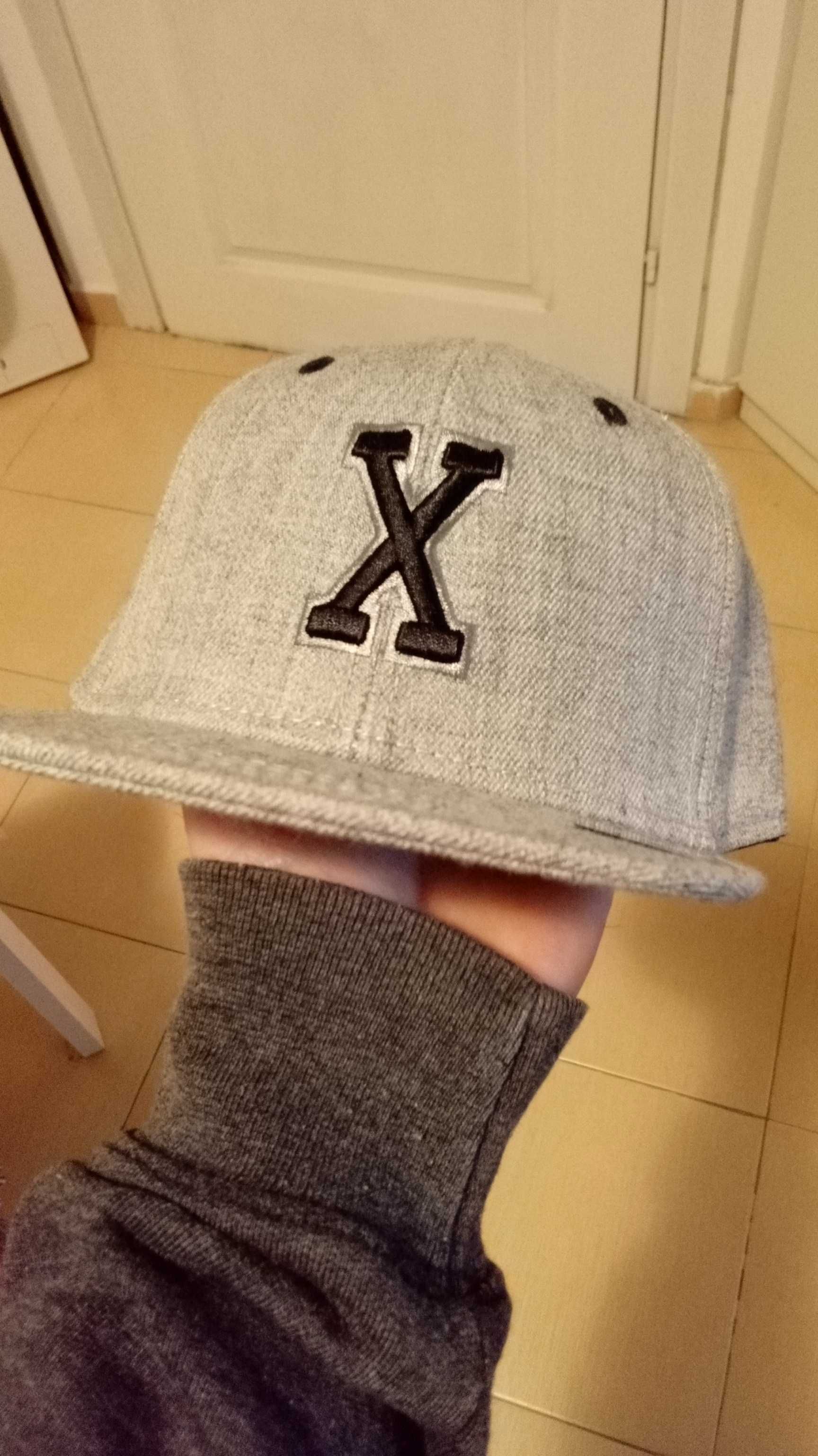 Snapback шапка с букавата X чисто нова!