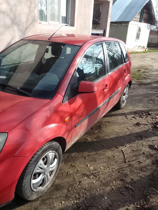 Vând Ford fiesta