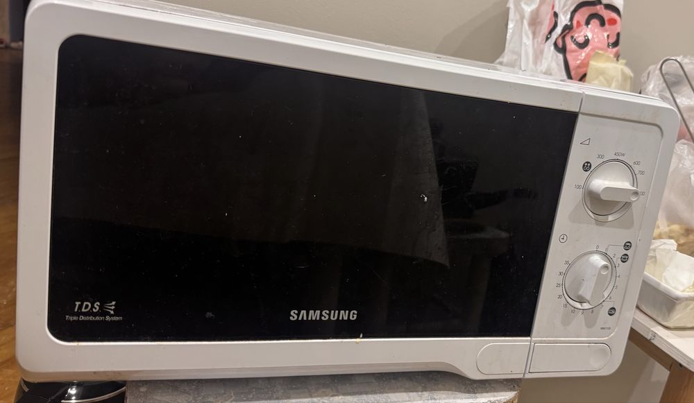 Срочно продается микроволновая печь Samsung