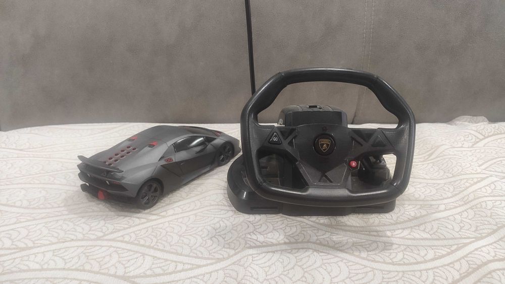 Продам машинку "Ferrari" на пульту управления в виде гоночного руля