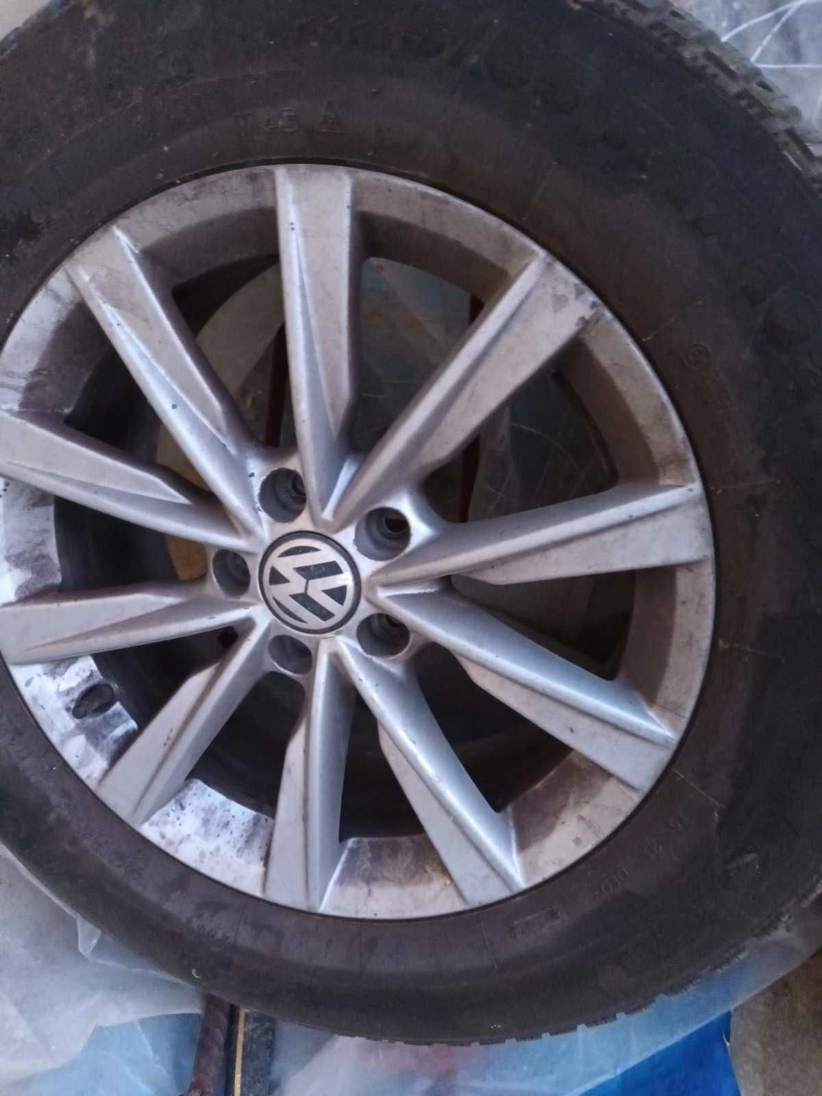продаваме 17 цола джанти с зимни гуми за VW Tiguan