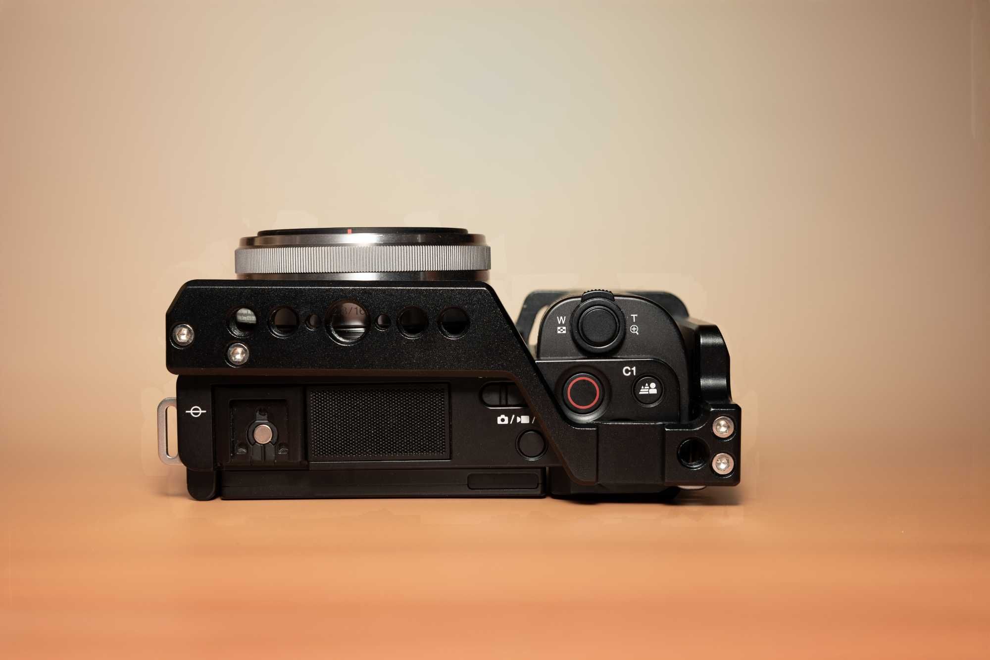 SONY ZV-E10 + Sony SEL 16mm F/2.8 Фотоапарат за влогинг и фотография