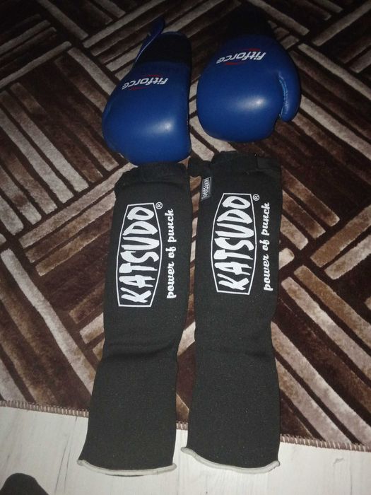 Vând mănuși de box și tibiere noi nu au fost purtate! Preț în Pv!!!