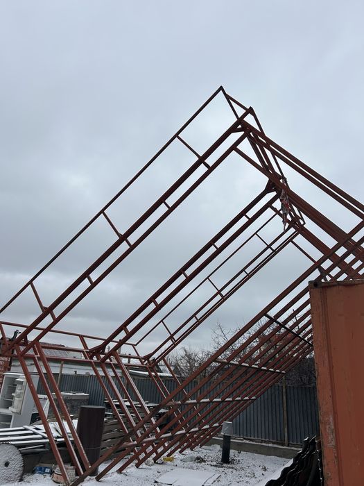 Продаю срочно Металло конструкция Размером длина 5 метр ширина 4.60