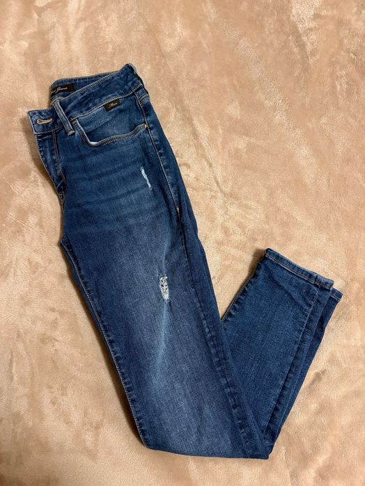 Дамски дънки със средновисока талия