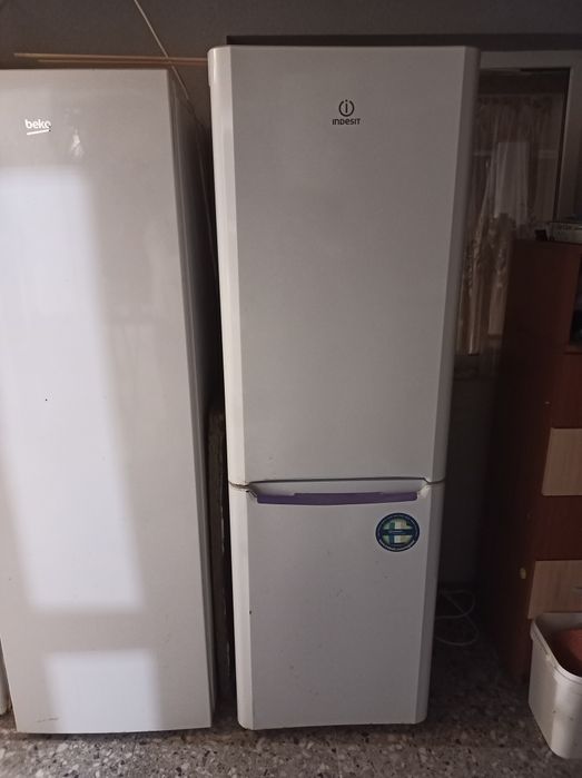 Vând 2 combine frigorifice și un congelator no frost