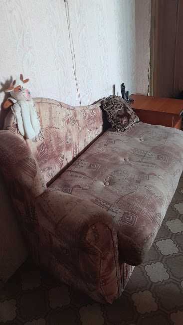 Продам диван в прихожую.