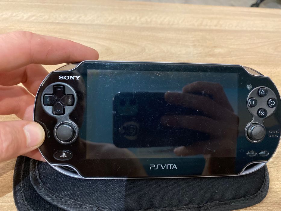 PlayStation Vita OLED (japoneză) modificată, cu jocuri