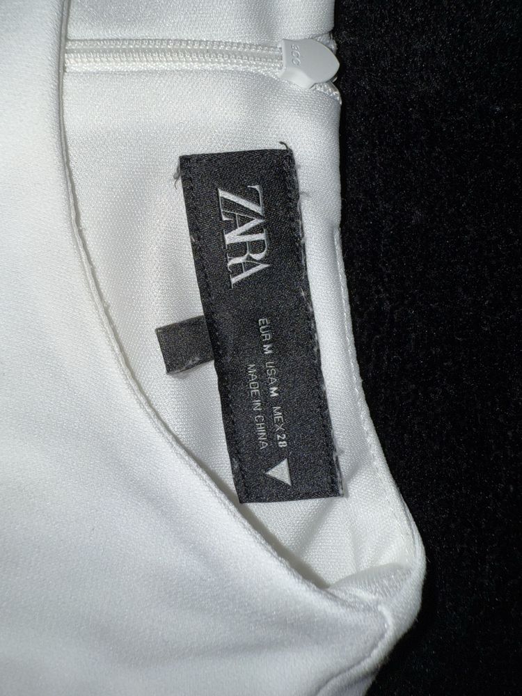 Бяла рокля от Zara със сребърни панделки