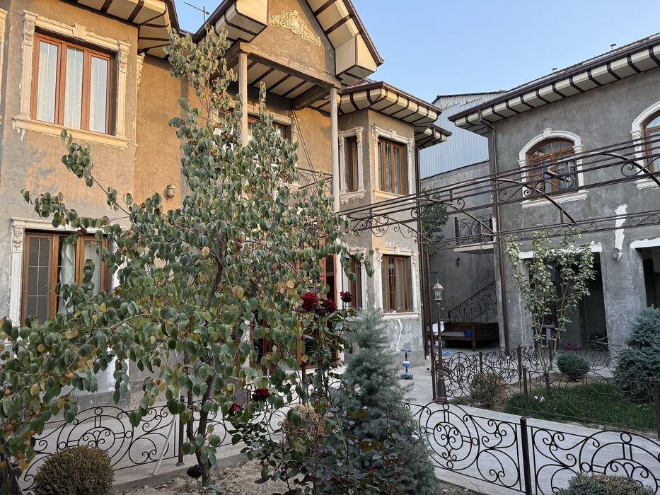 4 sotok, 238 kv yashash maydoni. 40 Let massivda o’z uyimiz sotiladi.