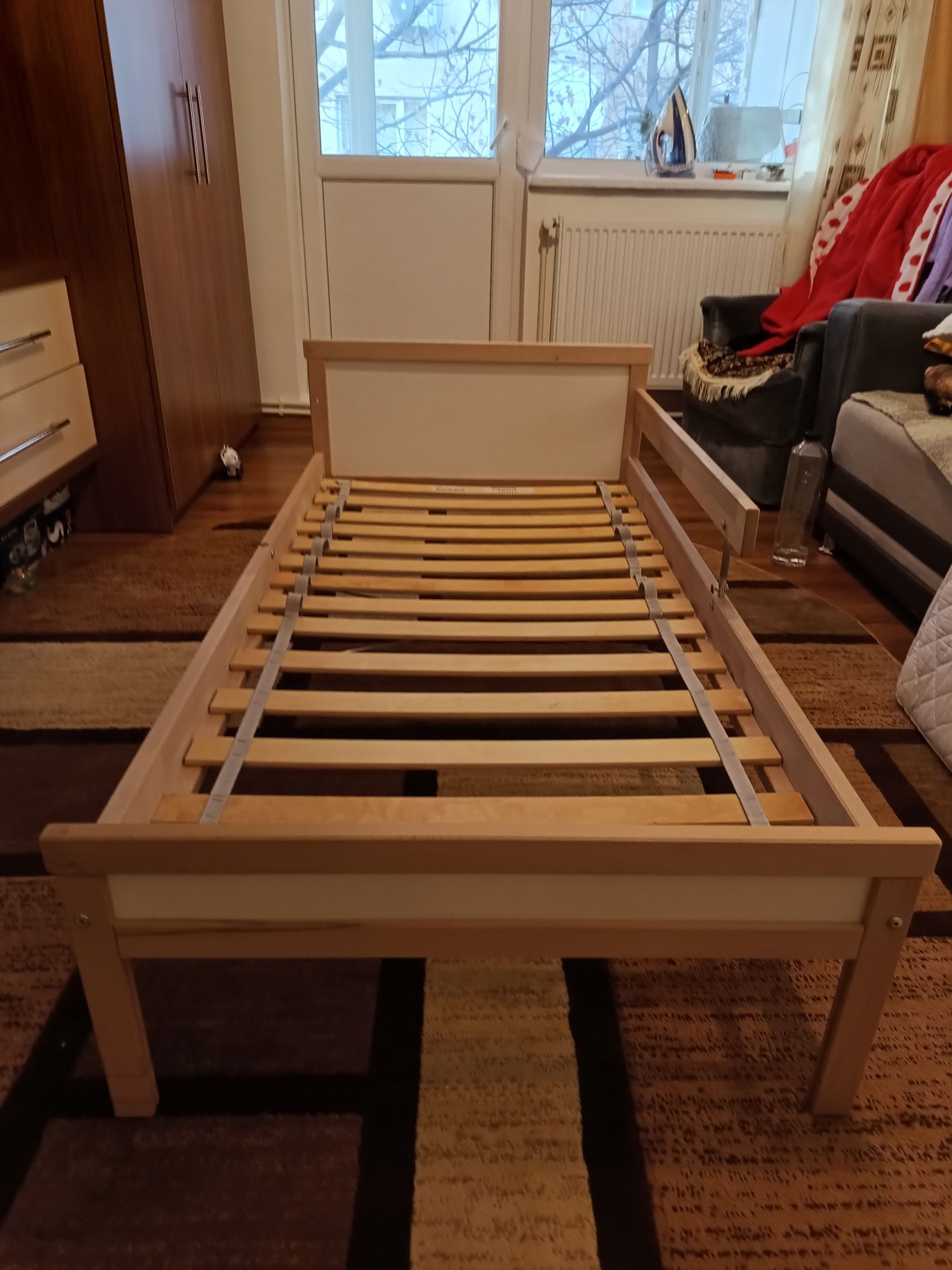 Vând pat / pătuț cu somiera și saltea 140x70 Ikea