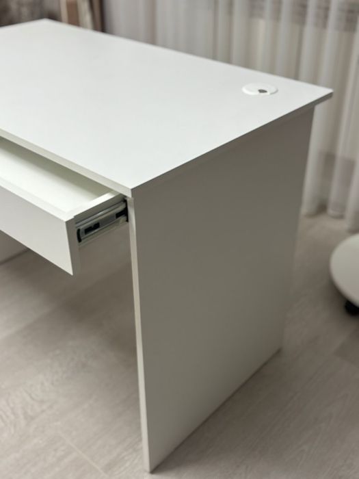 Рабочий письменный стол. Длина 105 см. Ширина 60 см. Высота 76 см.