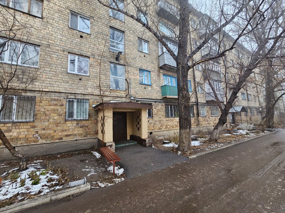 Продаю двухкомнатную квартиру в городе (5 этаж), улица Алиханова 10а