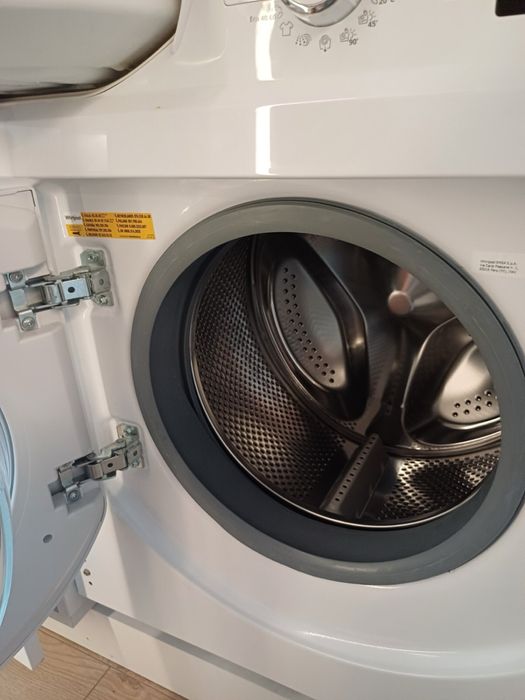 Пералня със сушилня за вграждане whirpool