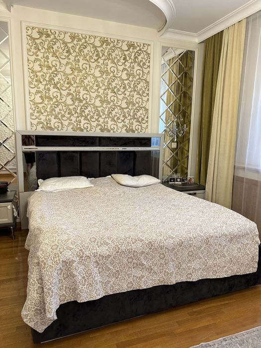 Кровать с матрацом и тумбами в отличном состоянии