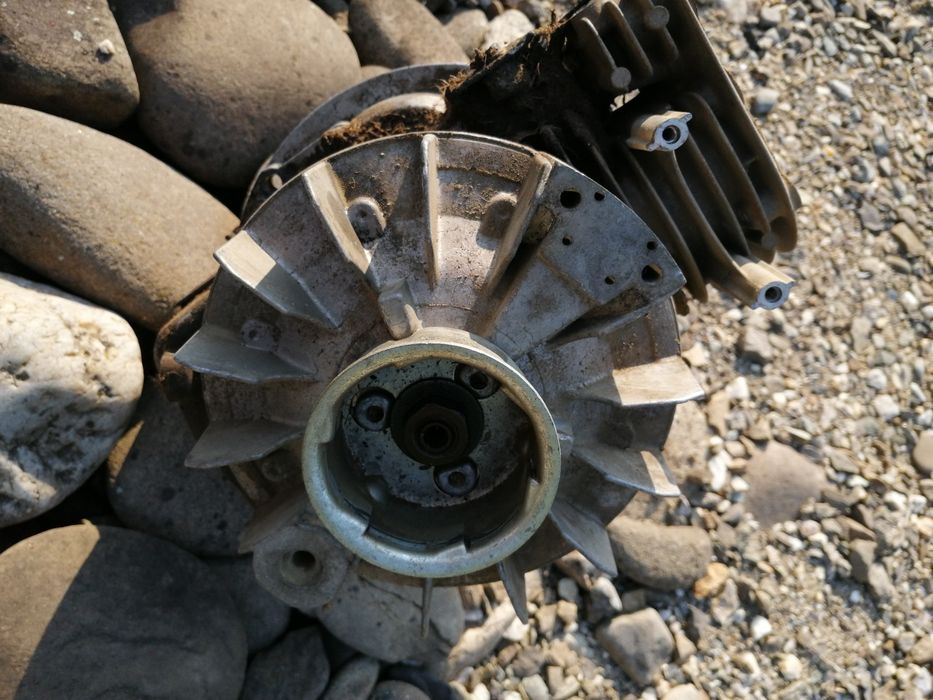 Rezervor benzina+alte piese ce se vad în poze de la cositoare