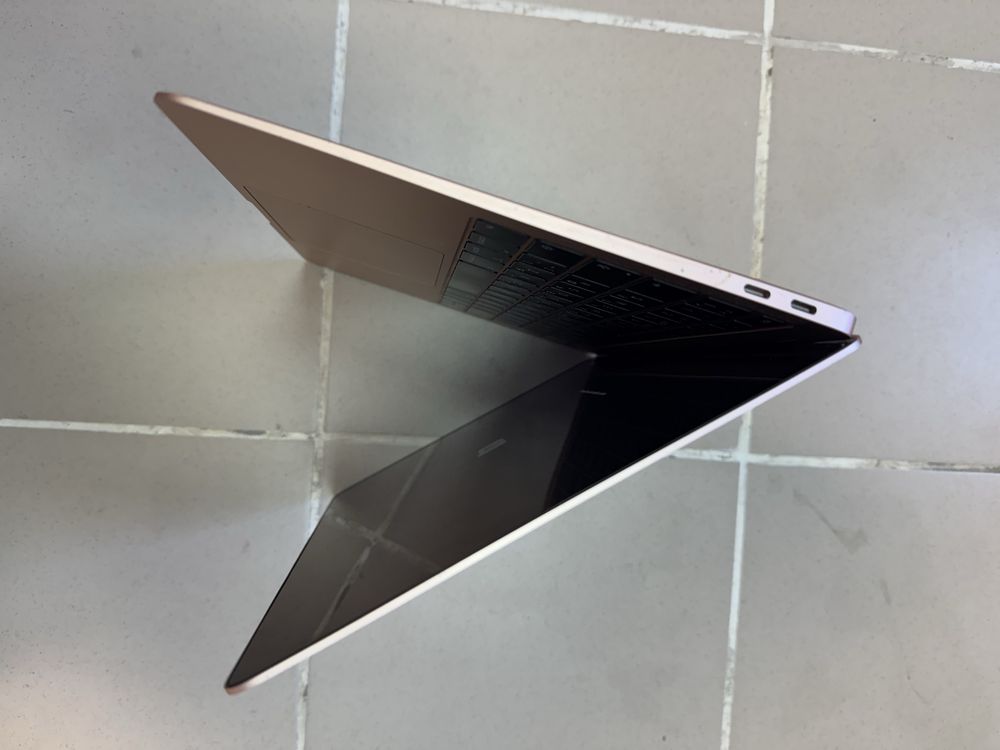 Лаптоп Apple MacBook Air 2019 - заключен с iCloud, за части