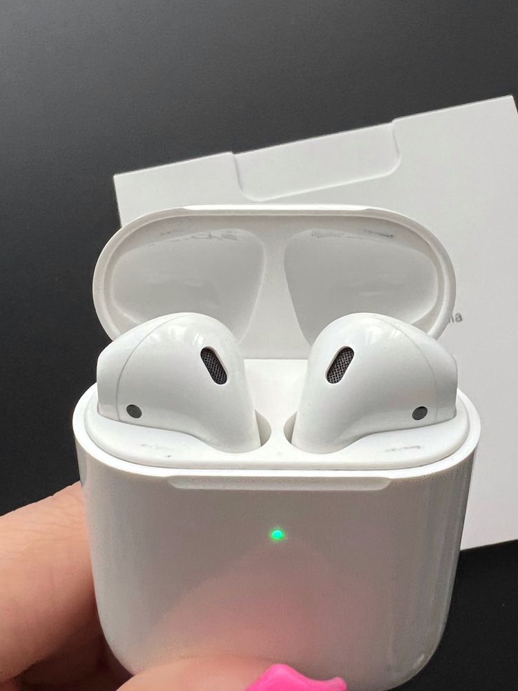 Продам AirPods 2 with wireless charging case