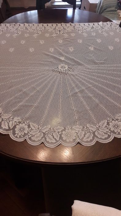 Perdele albe si colorate scurte si lungi. Pret de la 8 la 15 lei.