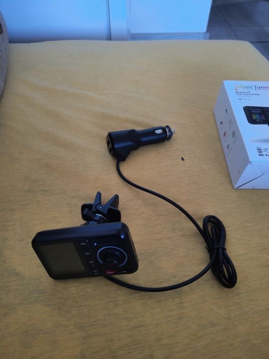 FM трансмитер с USB и слот за карта