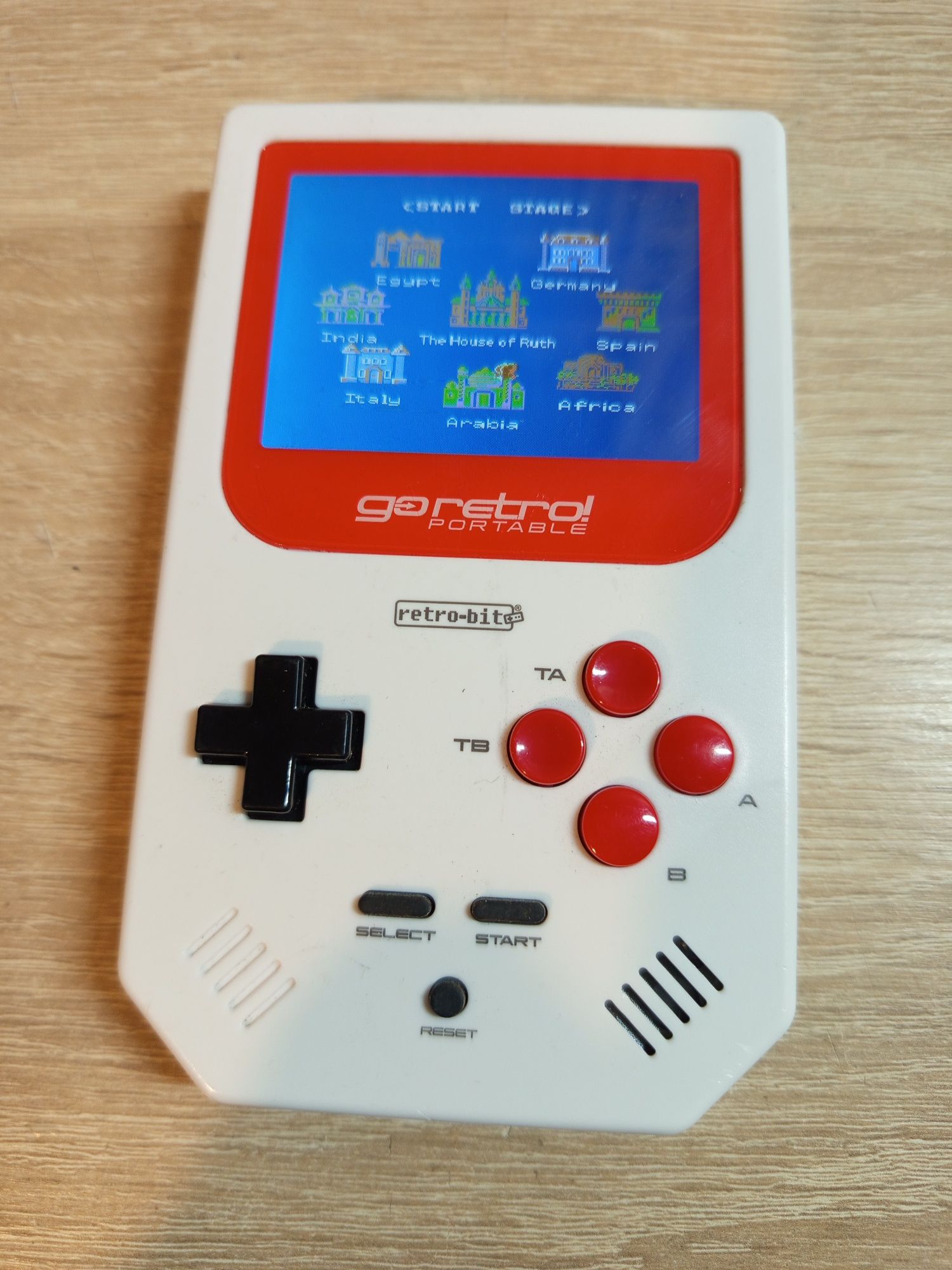 Портативна конзола"Retro-bit"goretro(250,класически игри)