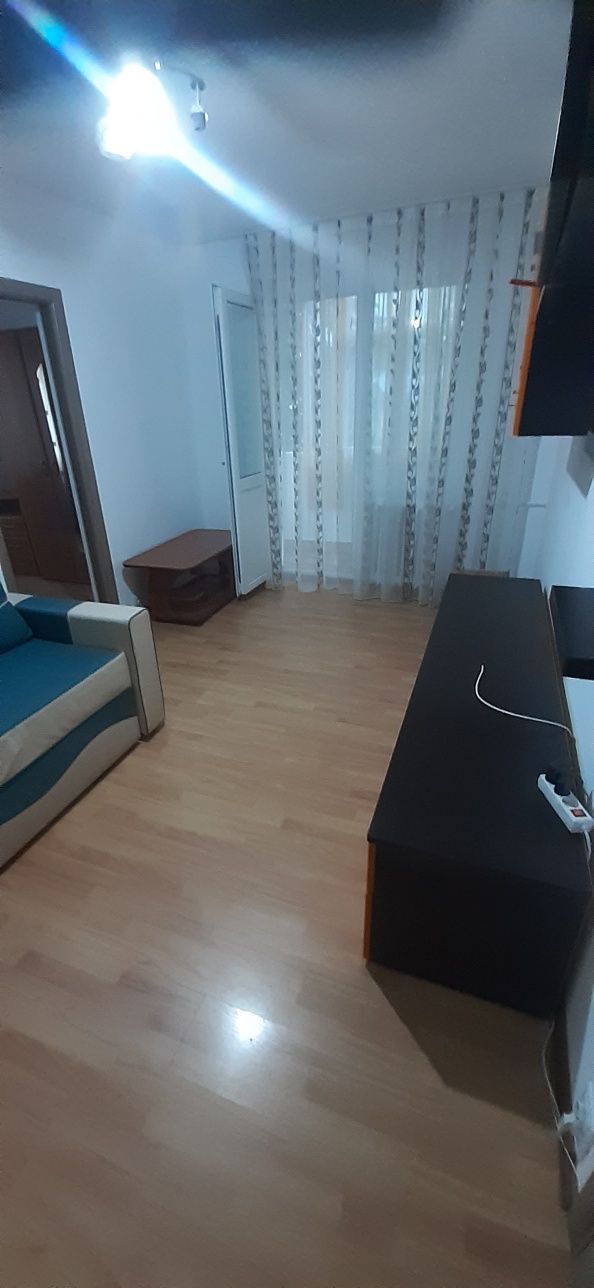 Închiriez apartament