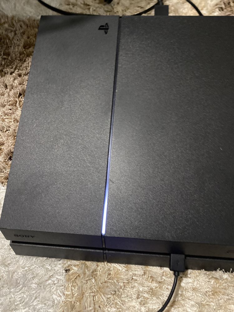 Vând consola ps 4