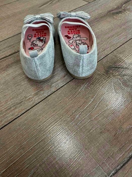 Блестящи балетни обувки с панделка за деца