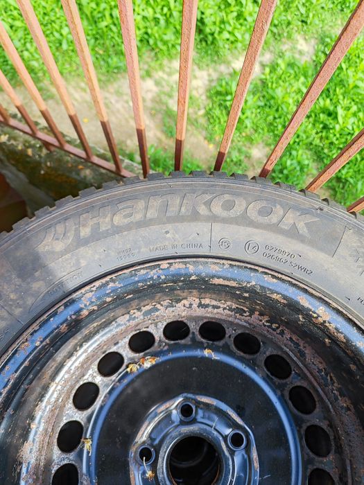 Cauciucuri cu jante de tabla.