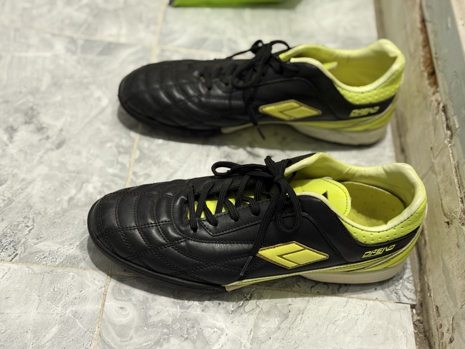 Бутсы футбольные, кроссовки