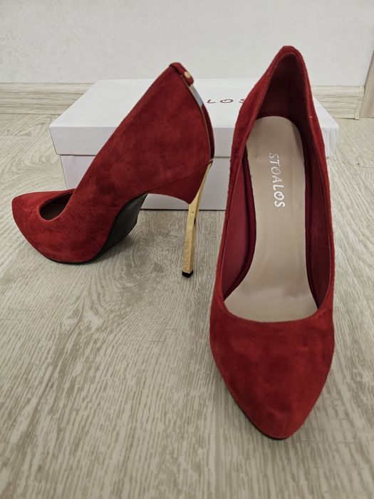 Продам красные туфли