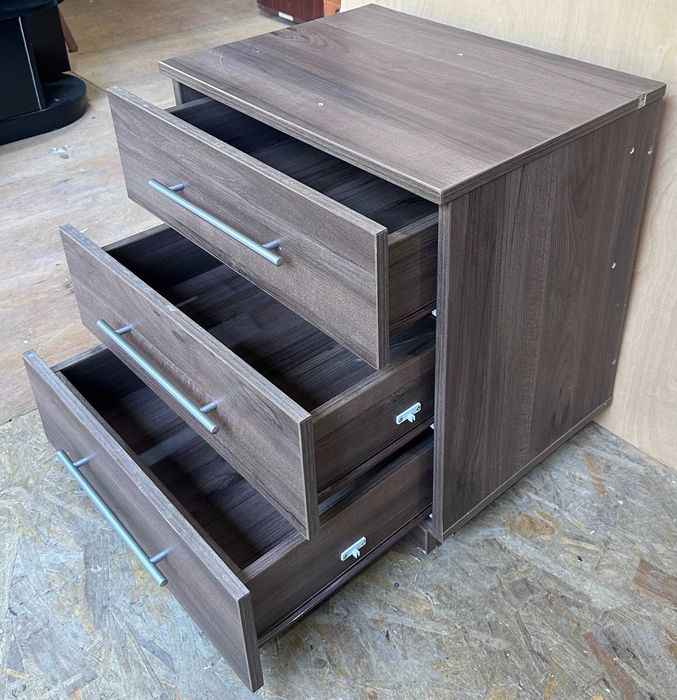 Comoda cu 3 sertare; Mic Dulap cu spatii de depozitare; Noptiera