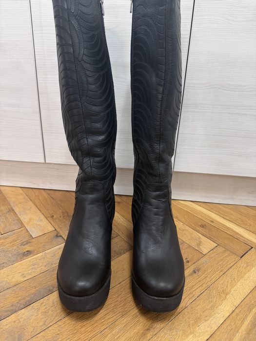 Продавам женски черни ботуши от естествена кожа