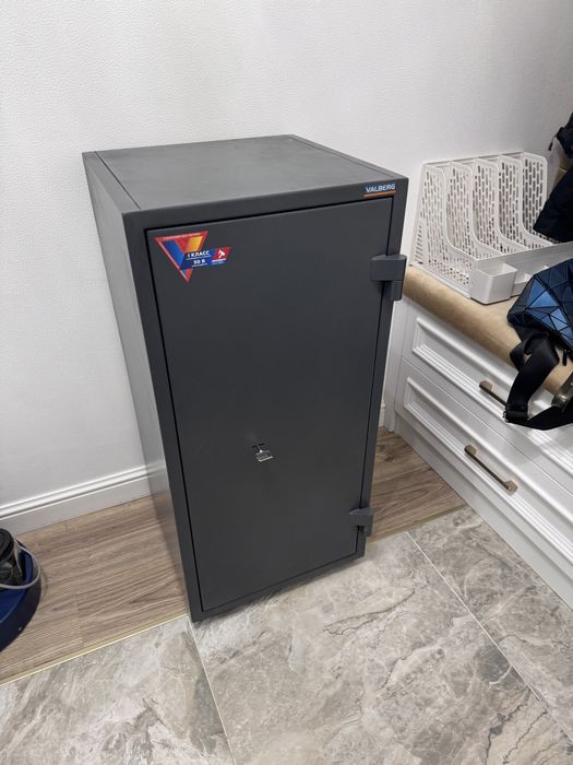 Продам сейф,вес 200кг.