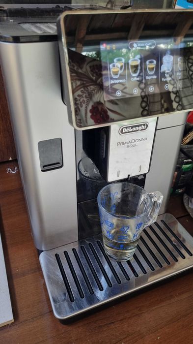 Кафе машина  Delonghi PrimaDoзnna soul. Със кана за мляко