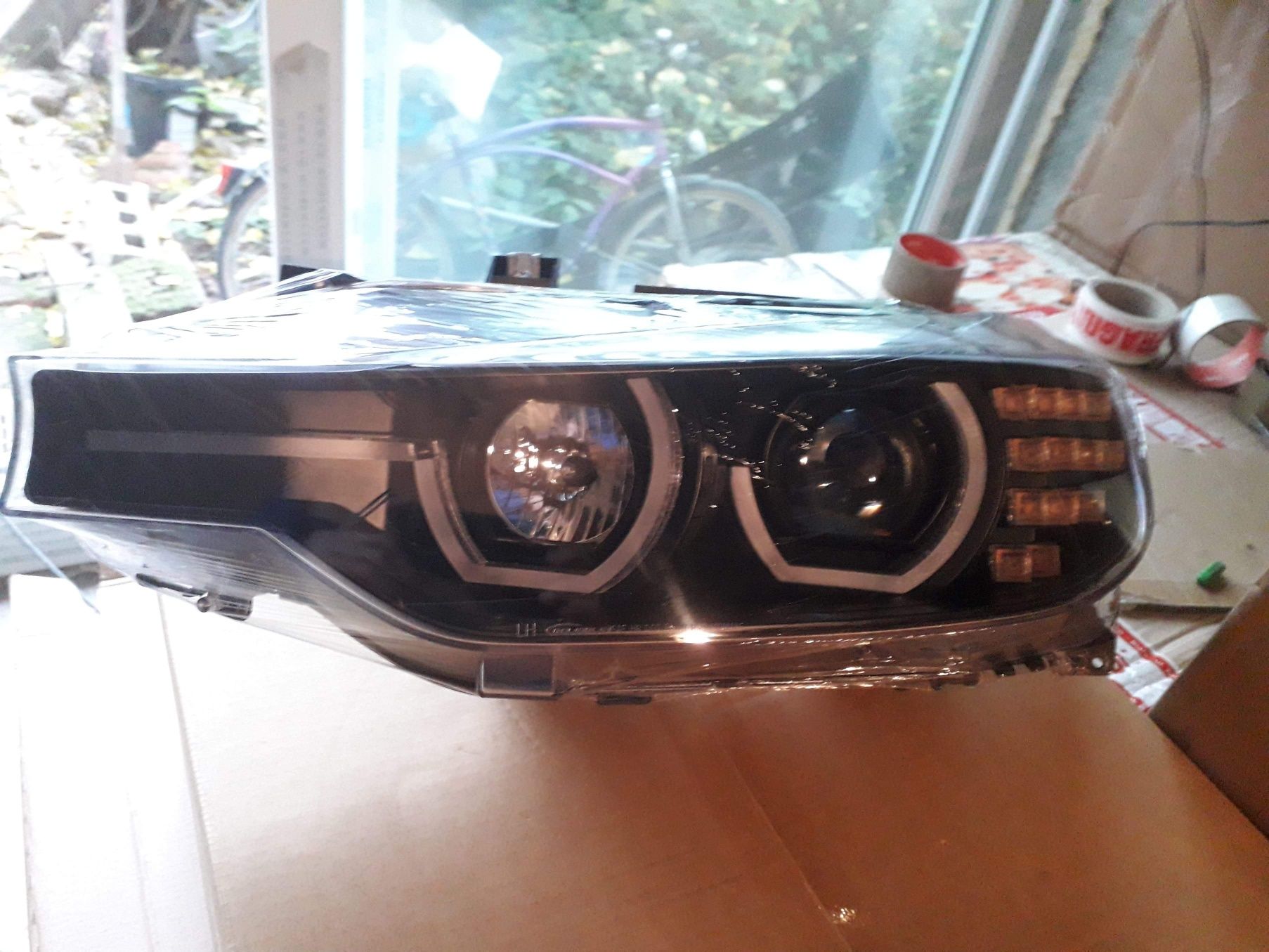 Faruri Angel Eyes 3D BMW F30/F31 cu semnalizari led fond negru