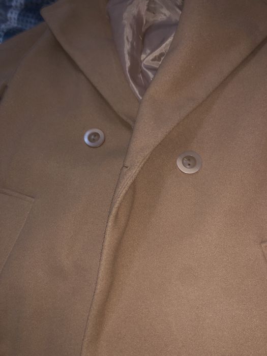 Коричневый палто сотилади