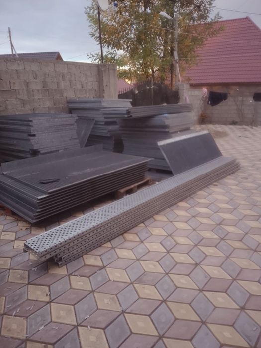 Vând grătare zincată avem și trepte pentru spălătorii și pentru scări